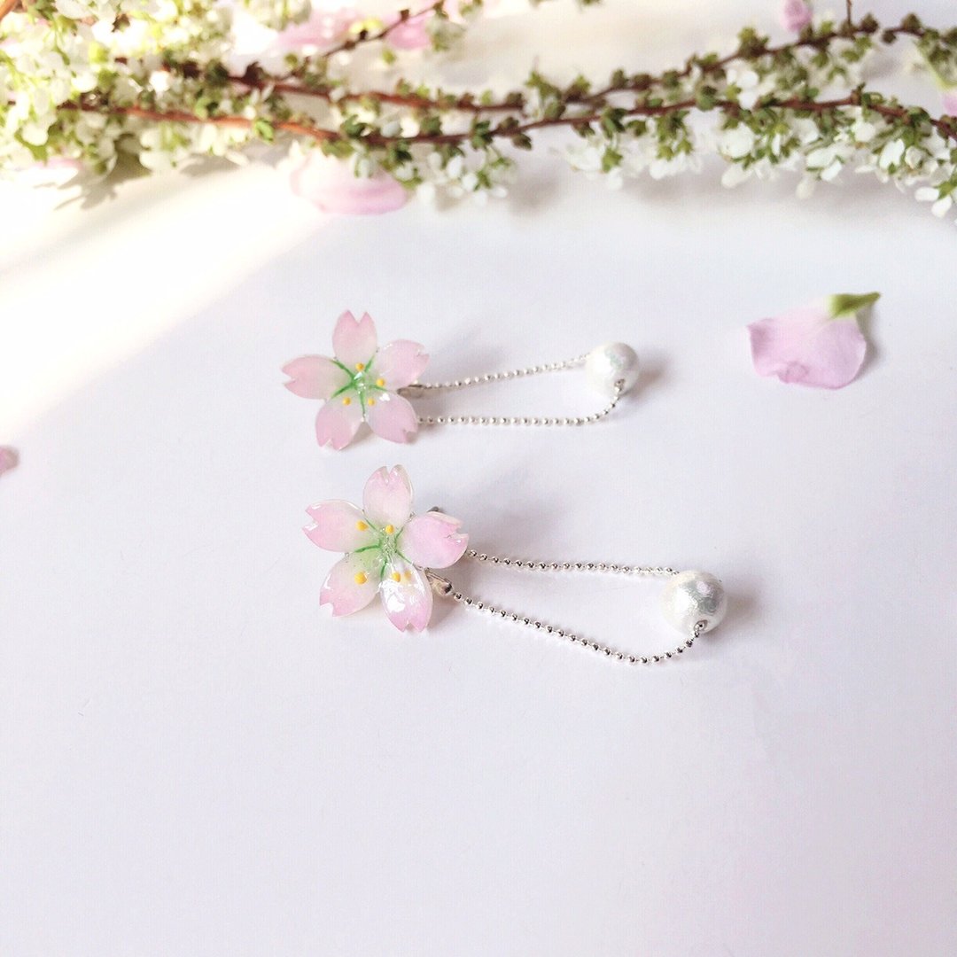 *Haku·Neko* [桜花限定系列] 手绘粉樱花连后棉棉珠链子耳针耳环 - 耳环/耳夹 - 植物．花 粉红色