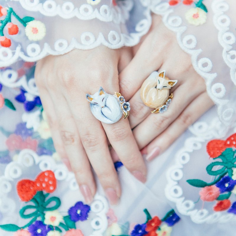 Fennec fox sleeping ring - 戒指 - 其他金属 金色