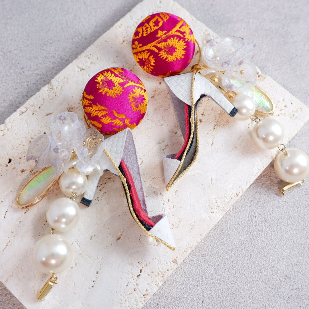 White high heel earrings (engine walnut button) - 耳环/耳夹 - 真皮 白色