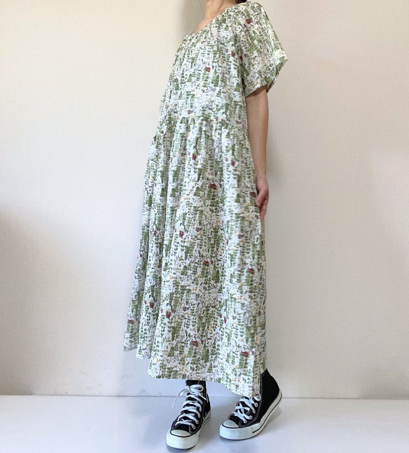 Deep woods pattern　one-piece　dress　raglan　sleeve　white　green - 洋装/连衣裙 - 棉．麻 白色