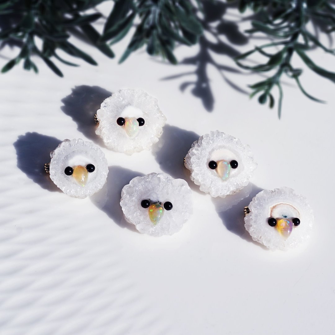 Minerva Owl Brooch in Solar Quartz and Opal - 胸针 - 宝石 白色