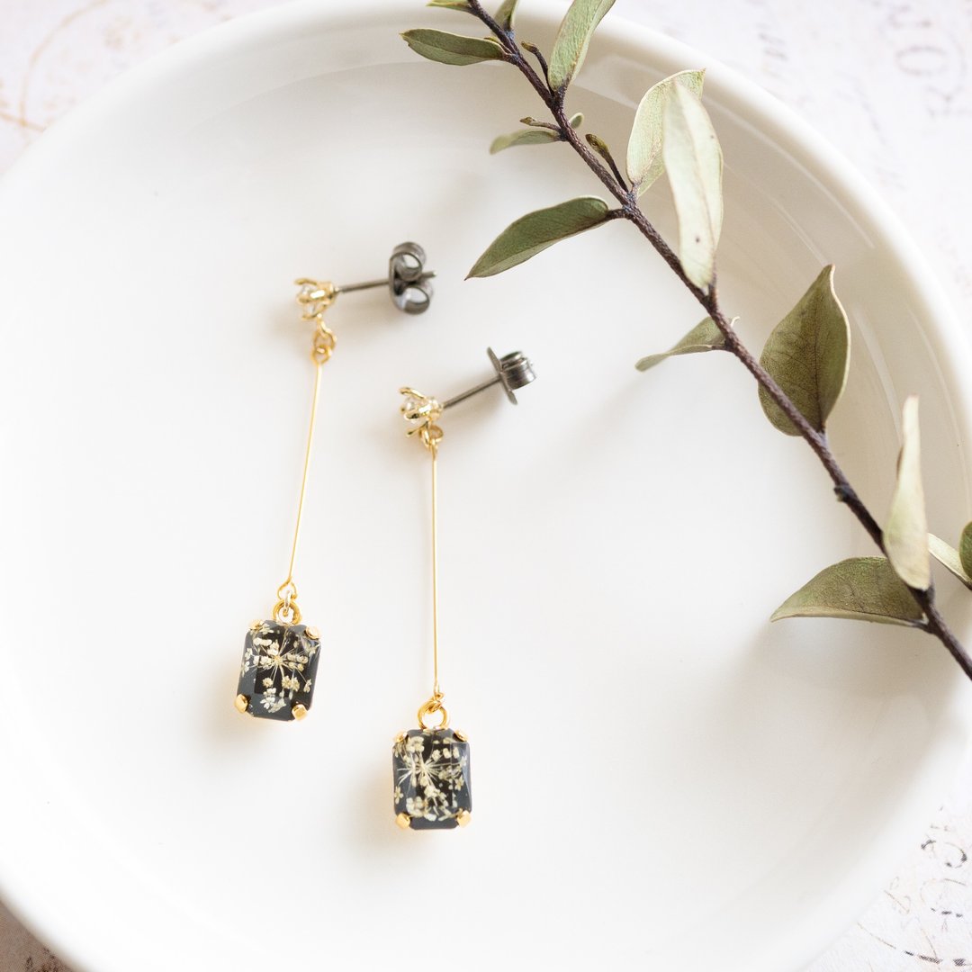 Small flower swaying earrings - 耳环/耳夹 - 树脂 黑色