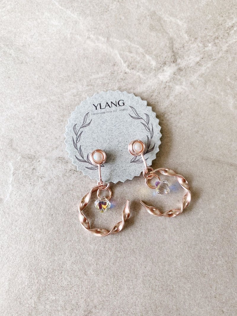 YLANG【月牙】弦月造型耳环Swarovski水晶/艺术铜线 - 耳环/耳夹 - 其他金属 多色