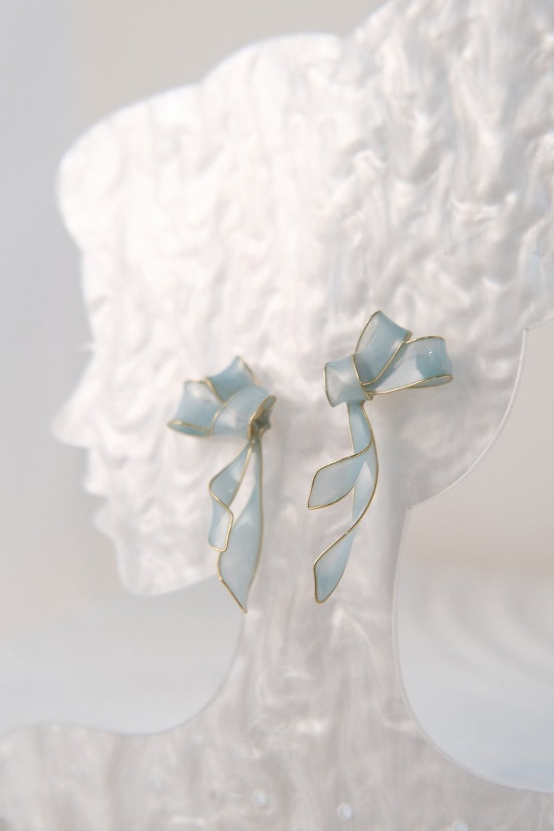 翩翩澎澎 / 蓝 / 侧立体蝴蝶结 手工树脂耳环 耳夹 - 耳环/耳夹 - 树脂 蓝色