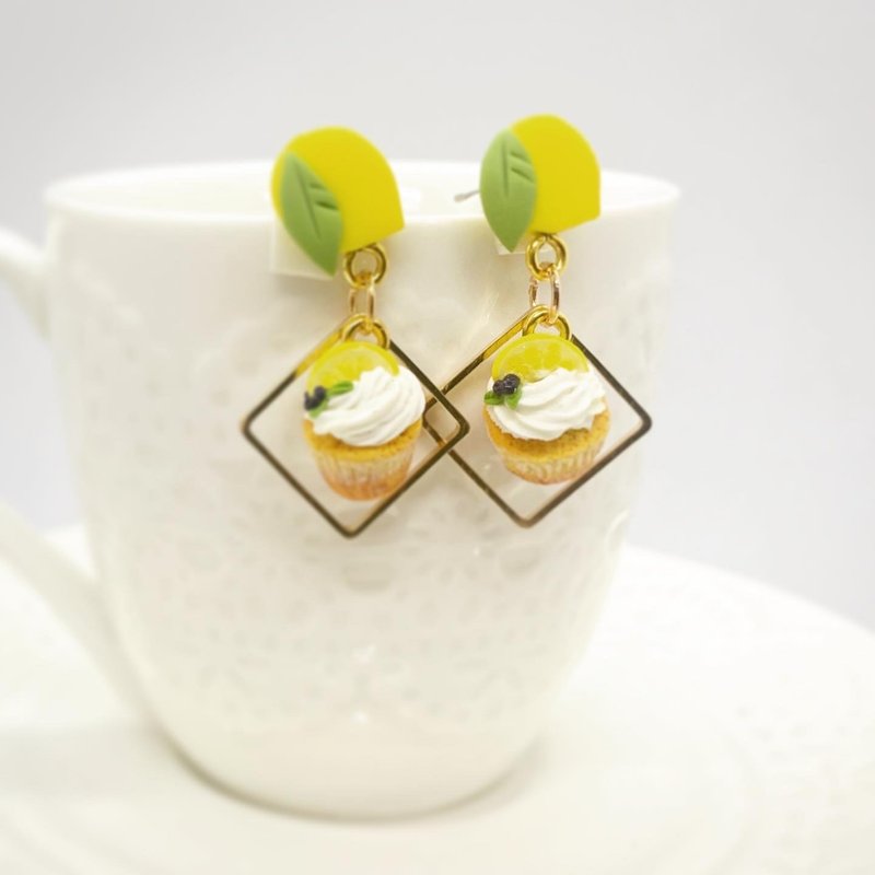 袖珍柠檬杯子蛋糕软陶耳环 Miniature Lemon Cup Cake Earrings - 耳环/耳夹 - 陶 黄色