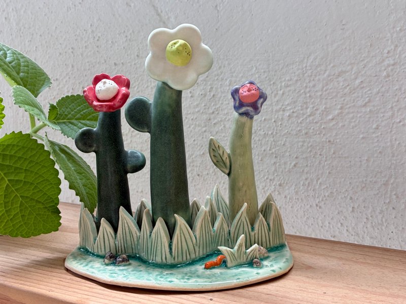 | Luna 陶偶系列 | 陶器 红花 白花 紫花 绿草丛 摆设 - 摆饰 - 陶 绿色