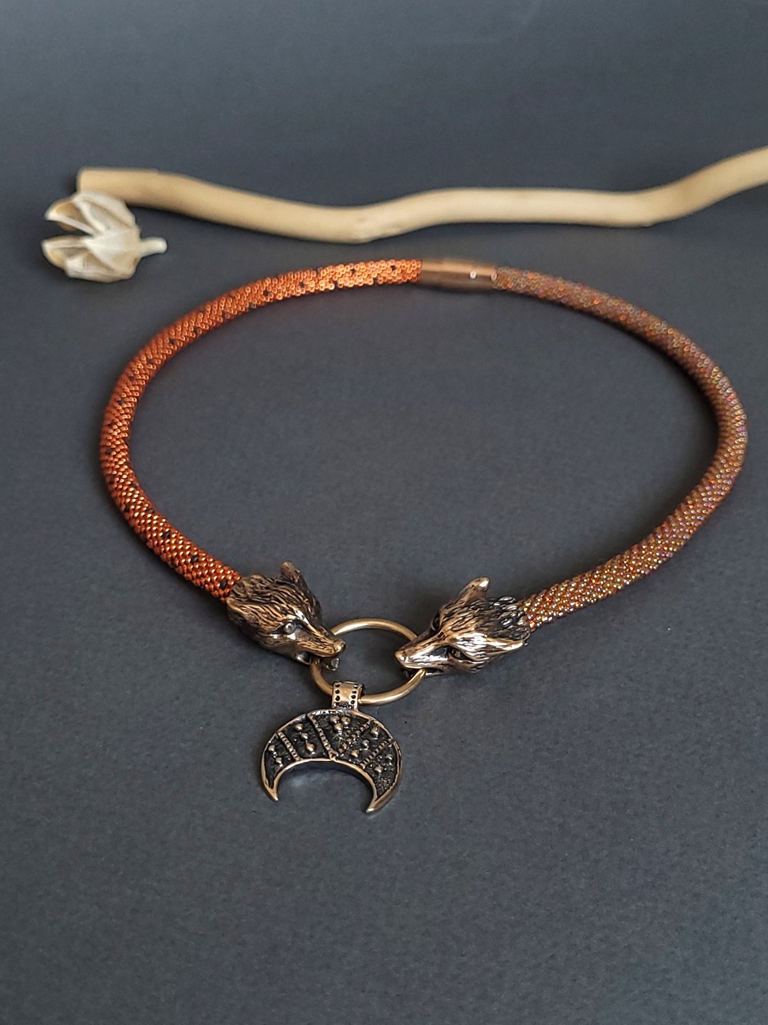 Necklace made of beads and bronze with foxes and moonlight - 项链 - 玻璃 橘色