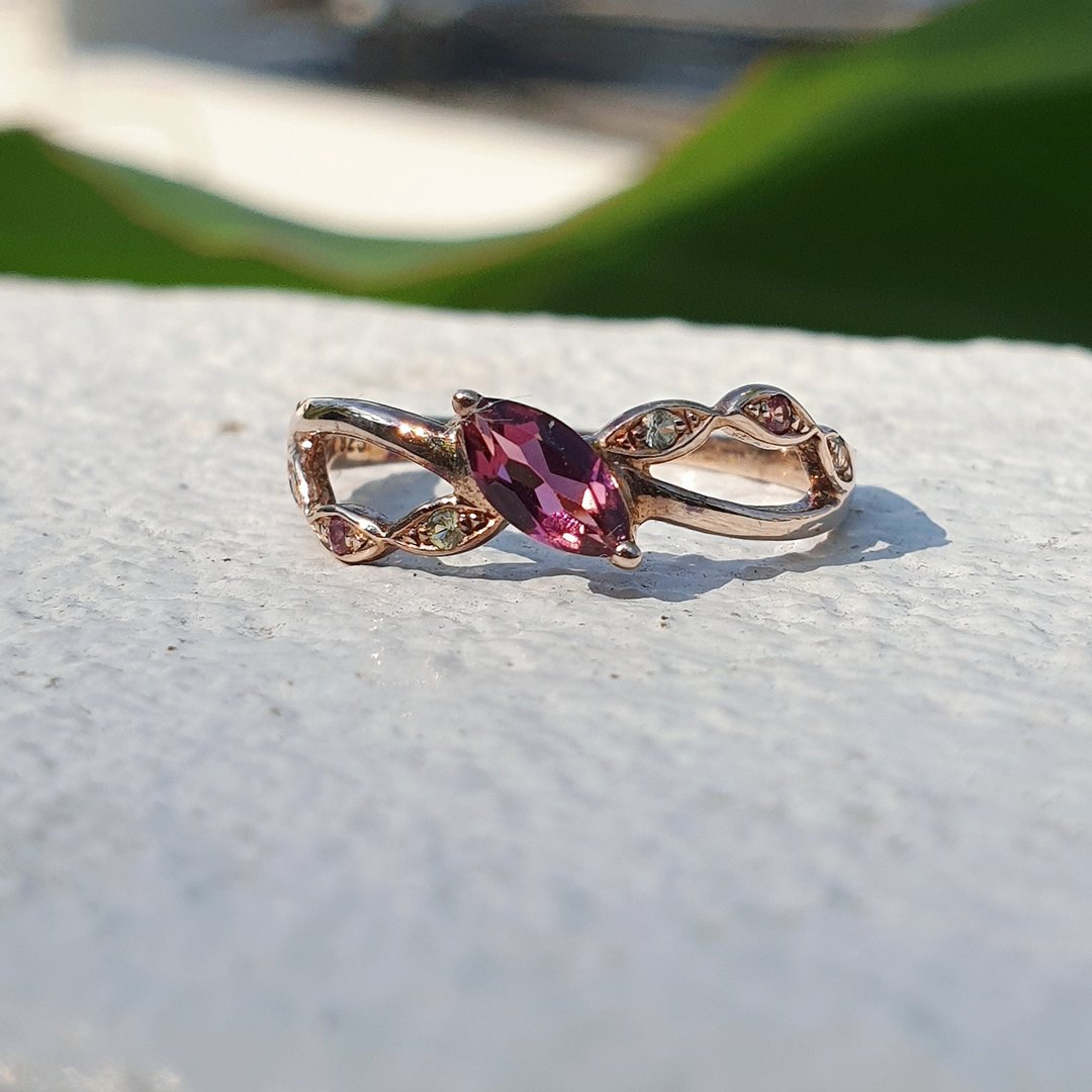 Rhodolite garnet ring with gemstones next to it - 戒指 - 半宝石 粉红色