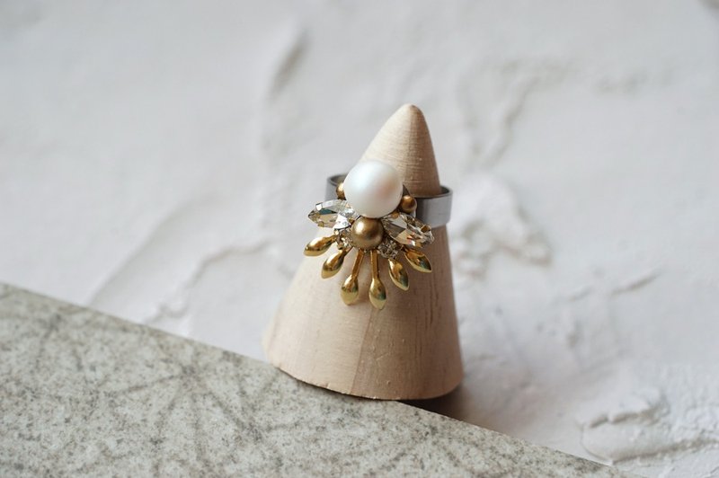 花扇 - 复古水晶花片戒指 - 戒指 - 不锈钢 金色