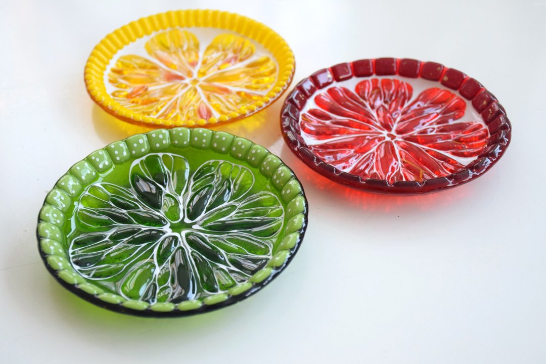 Small decorative fused glass plates for sweets - Dessert handmade plates - 浅碟/小碟子 - 玻璃 黄色
