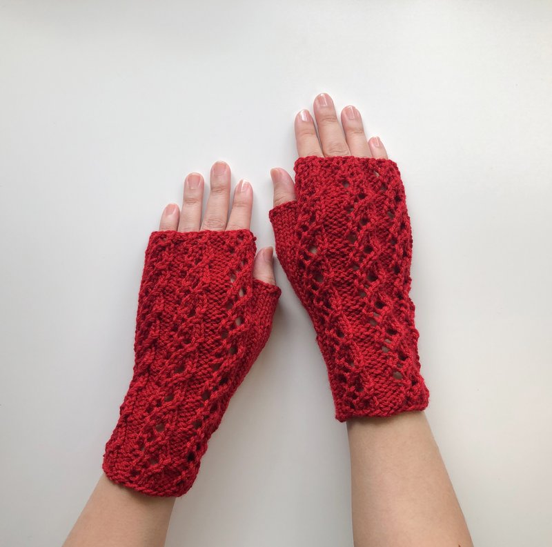 晓织物 手工编织羊毛镂空花纹露指保暖手套-Cherry - 手套 - 羊毛 红色