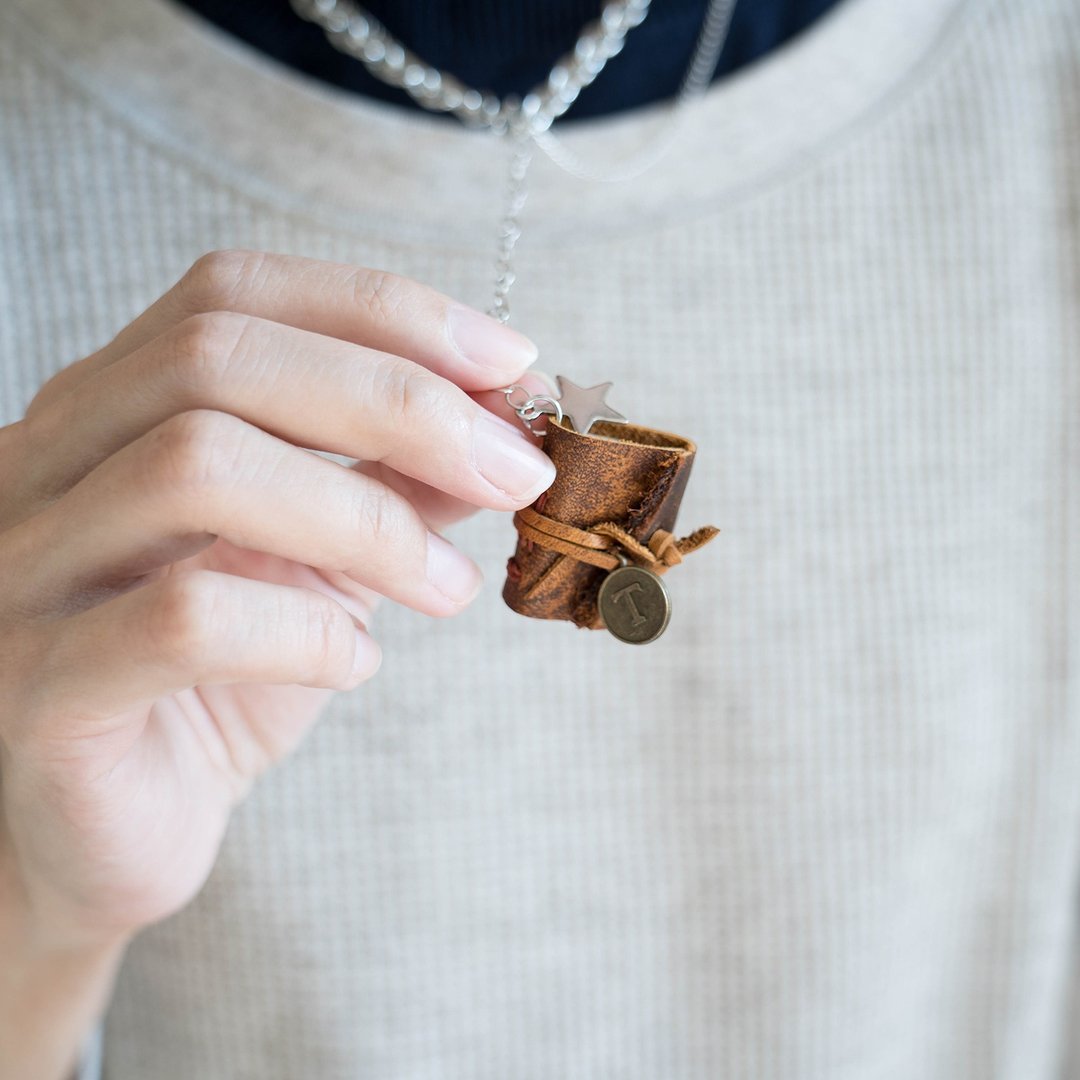 【Customized gift】Miniature Book Necklace, Personalized Letter Necklace - 项链 - 真皮 