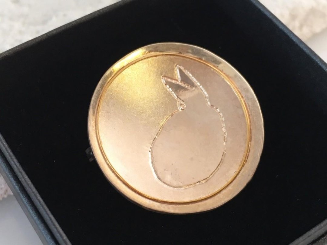 Beauty Looking Back ◇ SV + Pure Gold Brooch - 胸针 - 其他金属 金色