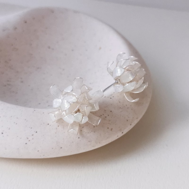 【定制化商品】月下美人-树脂耳环 造花液 水晶花 树脂花 昙花 - 耳环/耳夹 - 树脂 白色