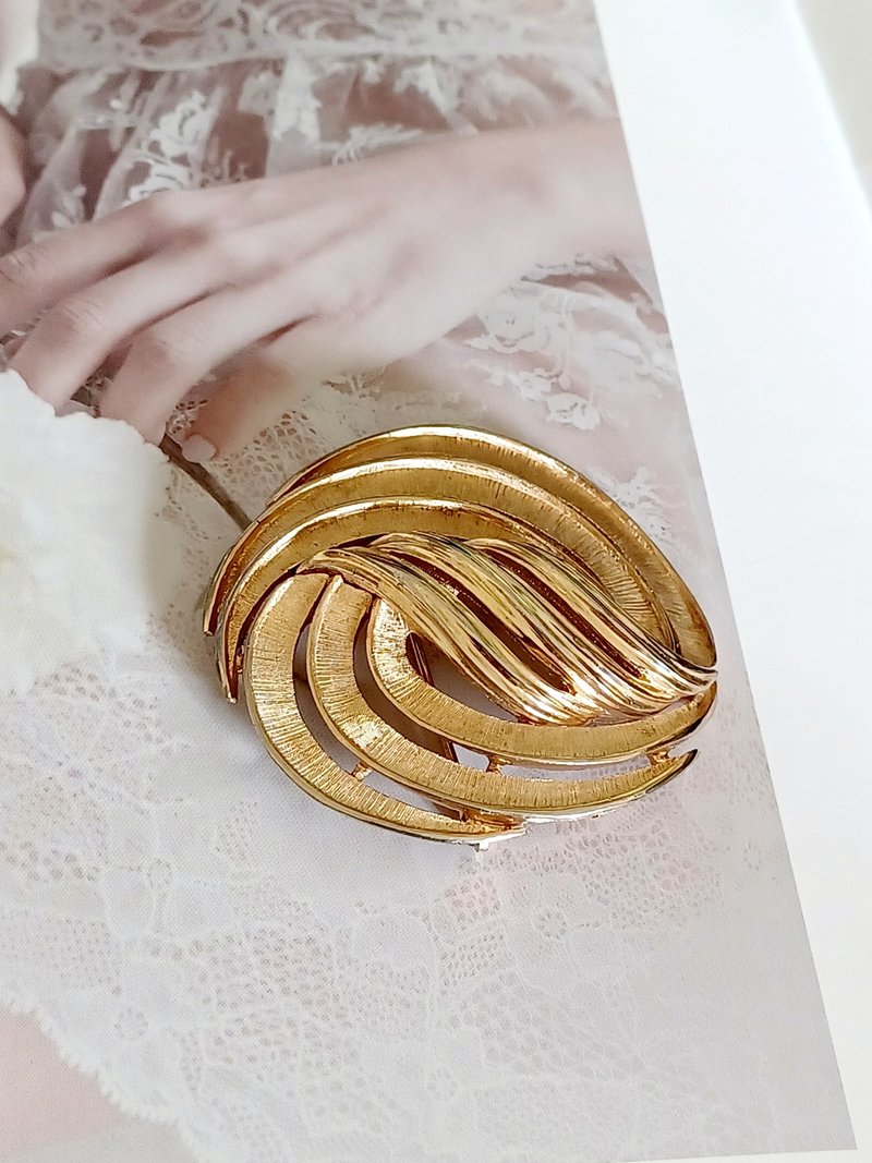 vintage jewelry 古董Trifari  金色旋涡 别针 - 胸针 - 其他金属 