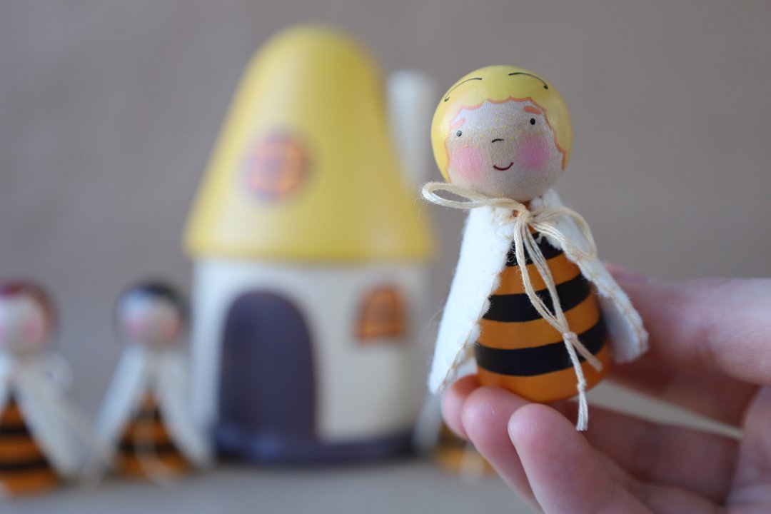 Wooden Bee dolls in the house - 玩偶/公仔 - 木头 橘色