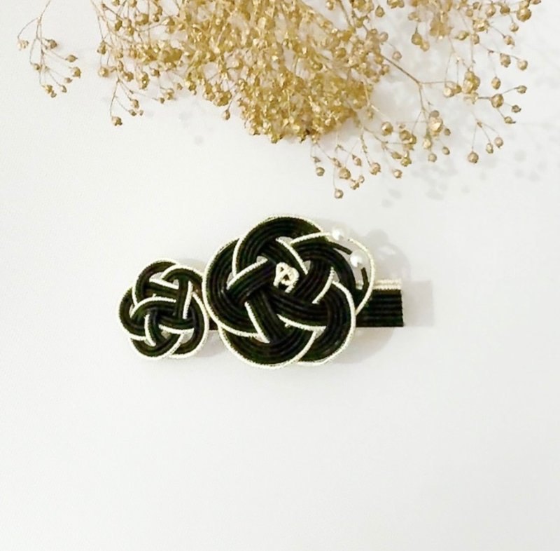 水引 / 黑色 / 梅结发夹 / 点缀珍珠，散发清新气质 / 夹式设计，轻松配戴 - 发饰 - 丝．绢 黑色