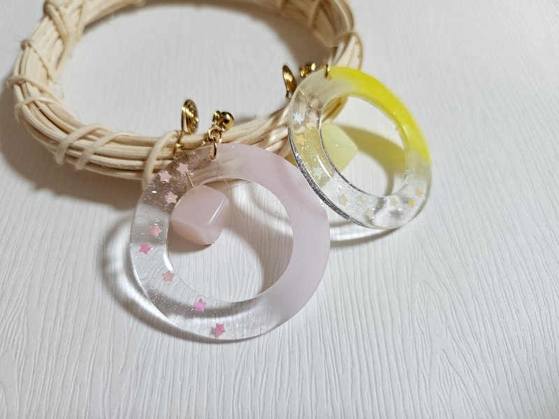 原创耳饰 甜彩几何 俏皮可爱 不对称设计 层次感 夹式 耳环 - 耳环/耳夹 - 树脂 多色