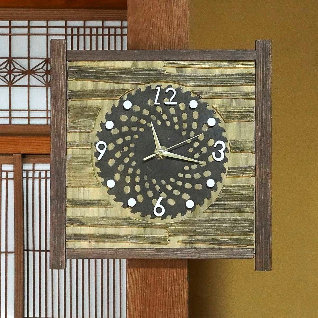 为您的空间添置原创艺术品 手工挂钟 艺术挂钟 废弃割草机刀片再利用挂钟 老旧木材再利用挂钟 201 - 时钟/闹钟 - 木头 白色