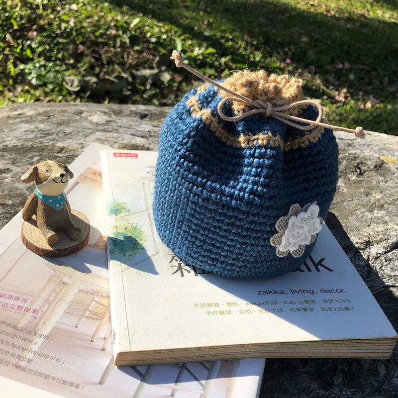钩织工艺。双色苎麻束口化妆包(文青蓝) - 化妆包/杂物包 - 棉．麻 蓝色