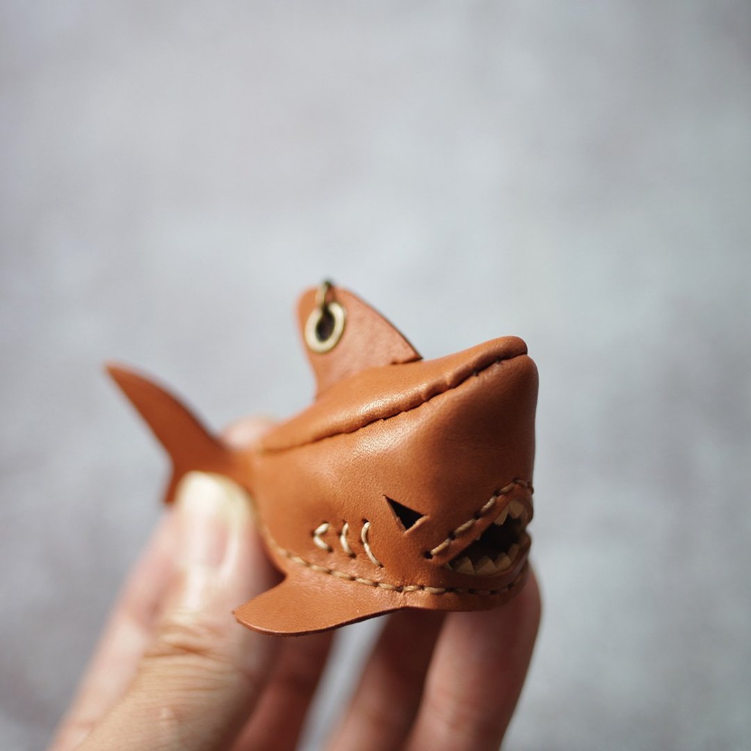 纯手工制 迷你 棕色 鲨鱼 钥匙圈 shark Key holder - 钥匙链/钥匙包 - 真皮 咖啡色