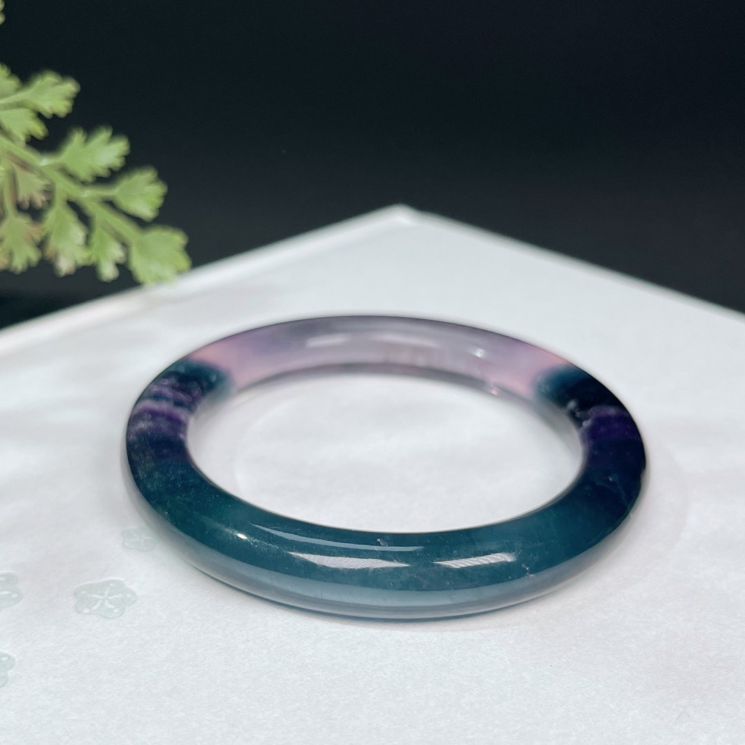 优质蓝紫萤石手镯53MM 千层纹异象冰透圆条水晶手环 女款半山半水 - 手链/手环 - 水晶 