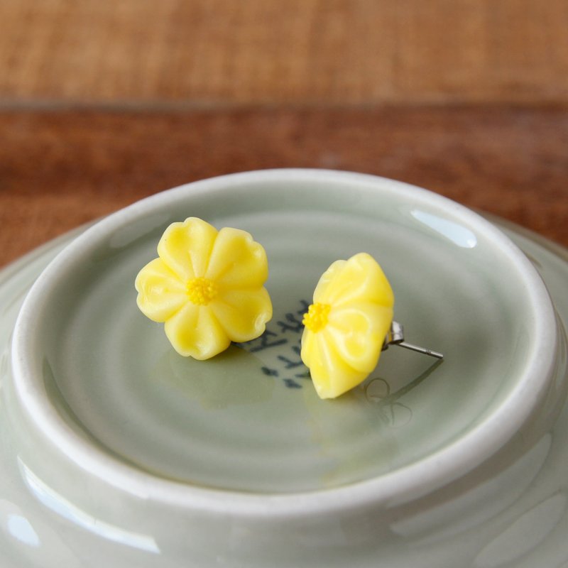微透渐层樱花和菓子耳环-夏日柠檬 - 耳环/耳夹 - 粘土 黄色