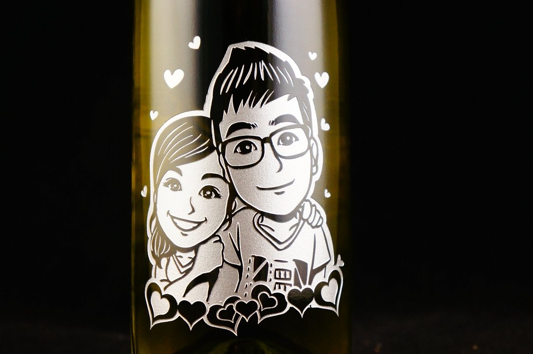 法国LEF白酒 750cc【香港原创DYOW】结婚周年 礼物Wine Engraving 独特合并人像设计概念 写实Q版 人像配合图案文字 酒瓶 酒杯雕刻 一双一对 结婚 求婚礼物 夹送朋友礼物 - 订制画像 - 玻璃 
