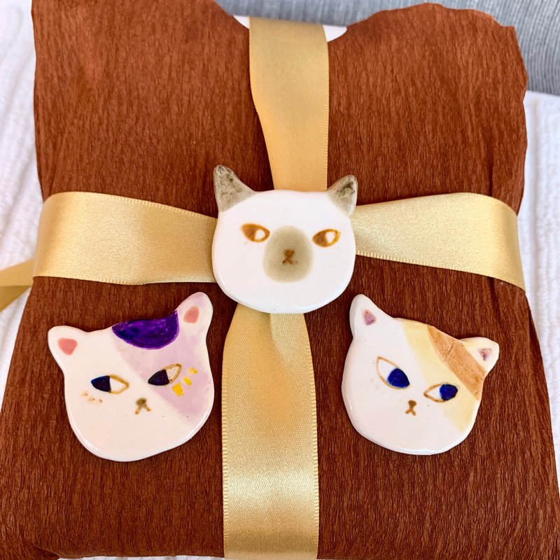 A Lu - 斜眼看世界三猫陶别针 /手做手绘 /仅此一组 - 胸针 - 陶 多色