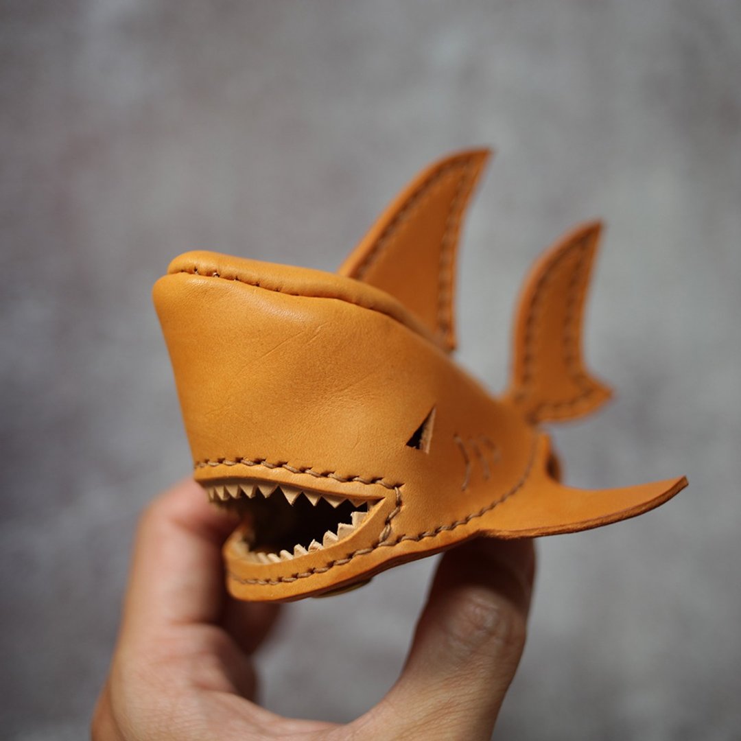 纯手工制 棕色 鲨鱼钥匙圈 shark Key holder - 钥匙链/钥匙包 - 真皮 橘色