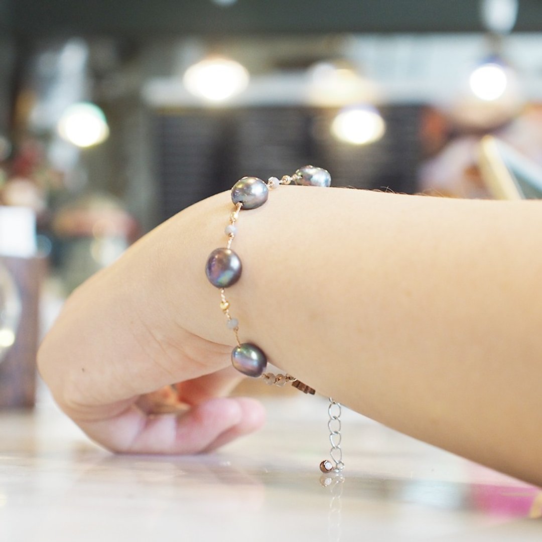a lucky black pearl bracelet from Niyome craft. - 手链/手环 - 石头 黑色