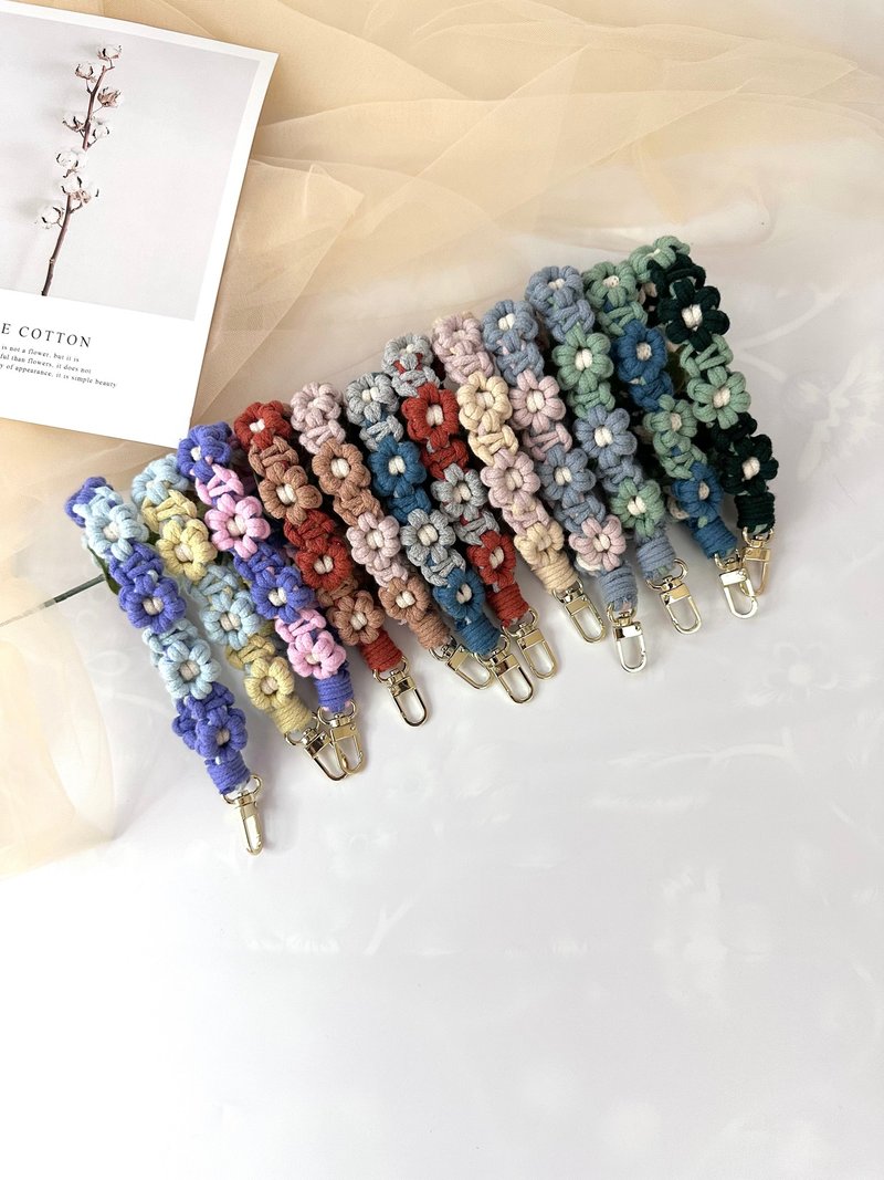 六花瓣双色款。小花手腕绳/钥匙挂绳/证件挂绳/包包吊饰/Macrame - 挂绳/吊绳 - 棉．麻 多色