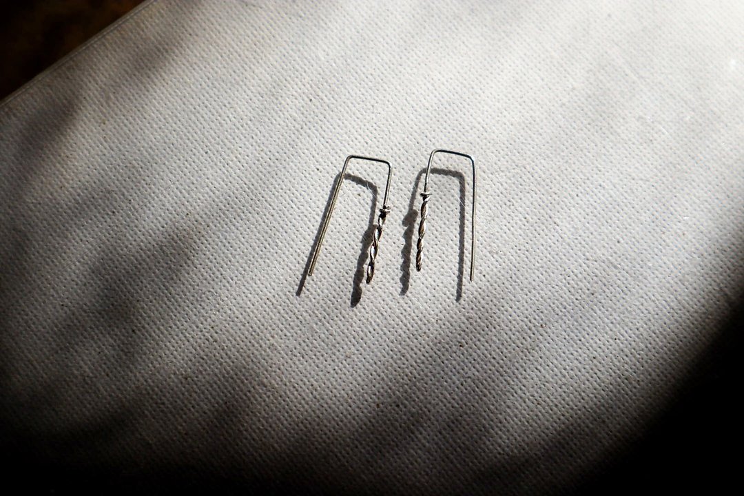 Good meaning Rune handmade silver earrings "ISA"or I Simple cute but outstanding - 耳环/耳夹 - 纯银 银色