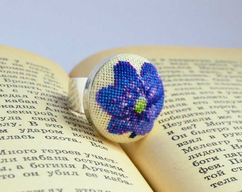 蓝色花朵刺绣戒指 送给妈妈的最佳礼物 十字绣圆形花卉戒指 - 戒指 - 绣线 蓝色