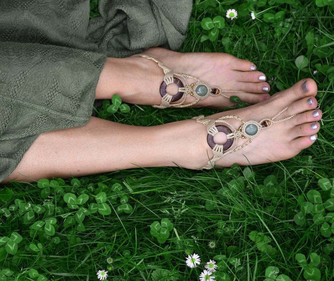 Hippy foot jewelry, summer barefoot sandal, aventurine foot thong - 男女凉鞋 - 绣线 卡其色