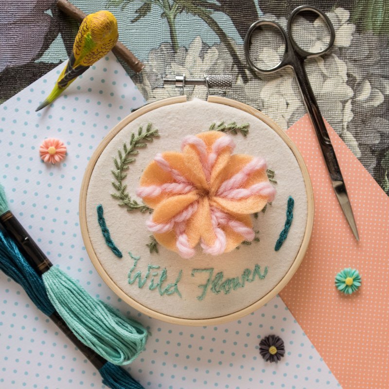 手作立体花儿刺绣框礼物－"Wlid Flower" - 全人手制作 - 墙贴/壁贴 - 棉．麻 粉红色