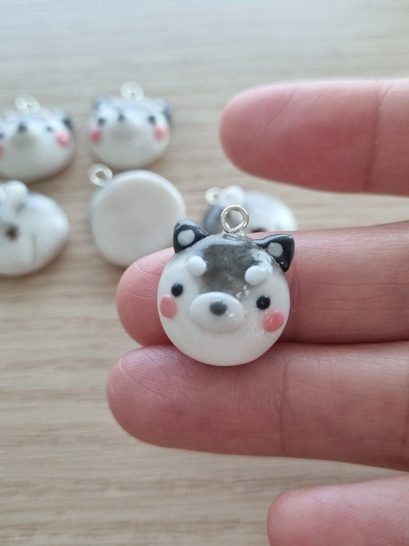 灰色柴犬吊坠，可做成项链或钥匙圈，聚合物黏土。 - 吊饰 - 陶 灰色