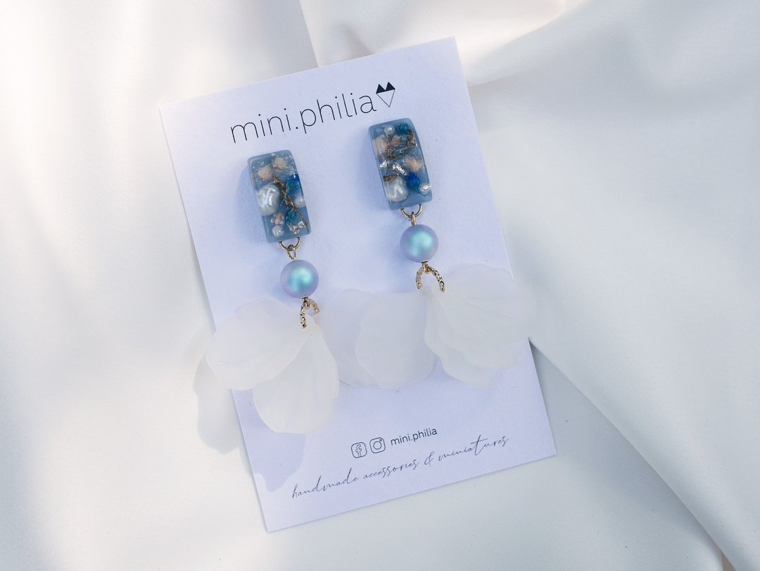 Light Blue Ballerina耳环 - 耳环/耳夹 - 树脂 蓝色