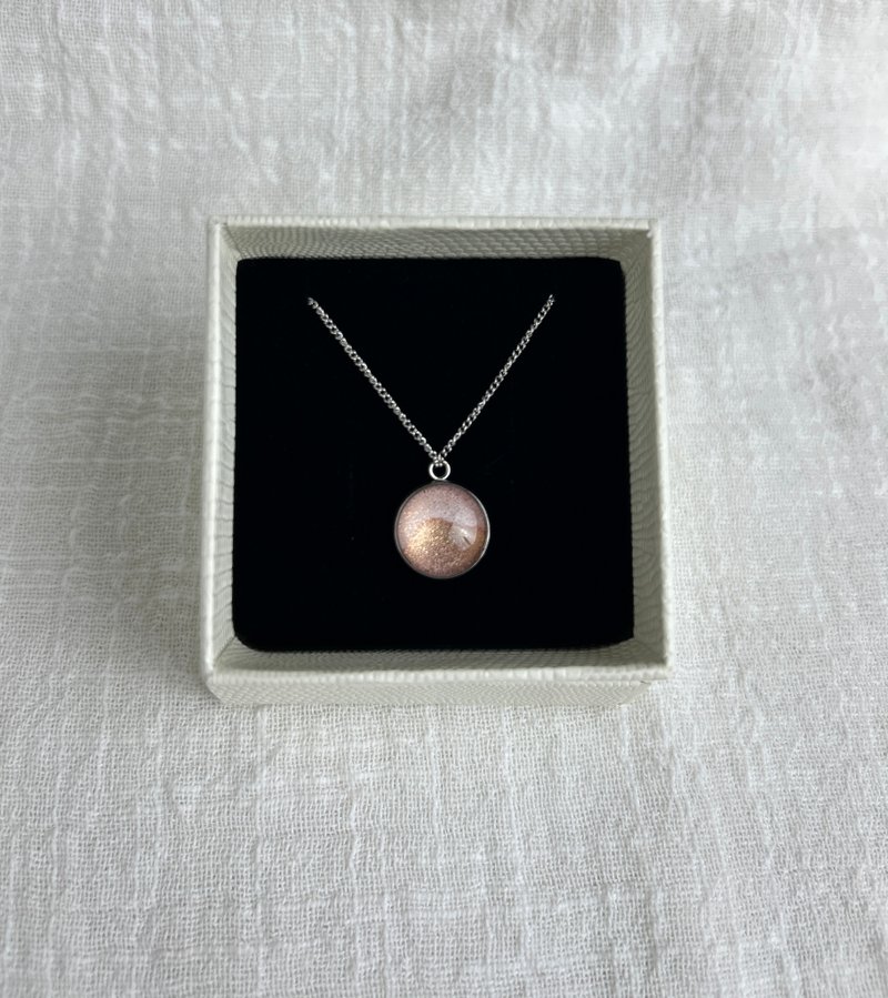 【圣诞礼物】刚刚好的温柔 粉色圆形手绘项链 不锈钢链条 - 项链 - 不锈钢 粉红色