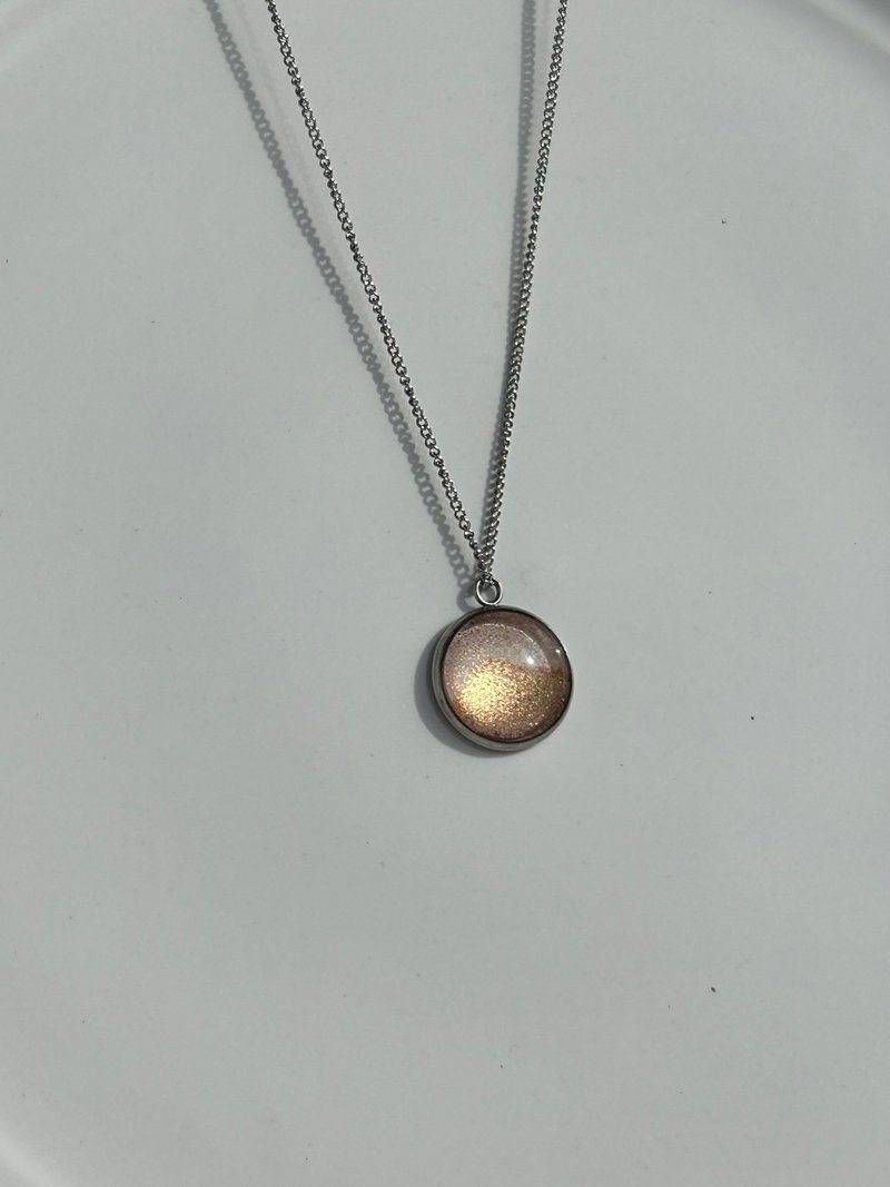 【圣诞礼物】刚刚好的温柔 粉色圆形手绘项链 不锈钢链条 - 项链 - 不锈钢 粉红色