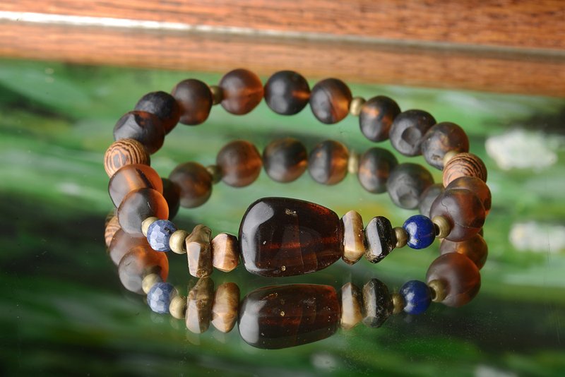 【VVEDA AMBER】凝視白堊/手工打磨靈珀/藍寶/青金 - 手链/手环 - 水晶 咖啡色