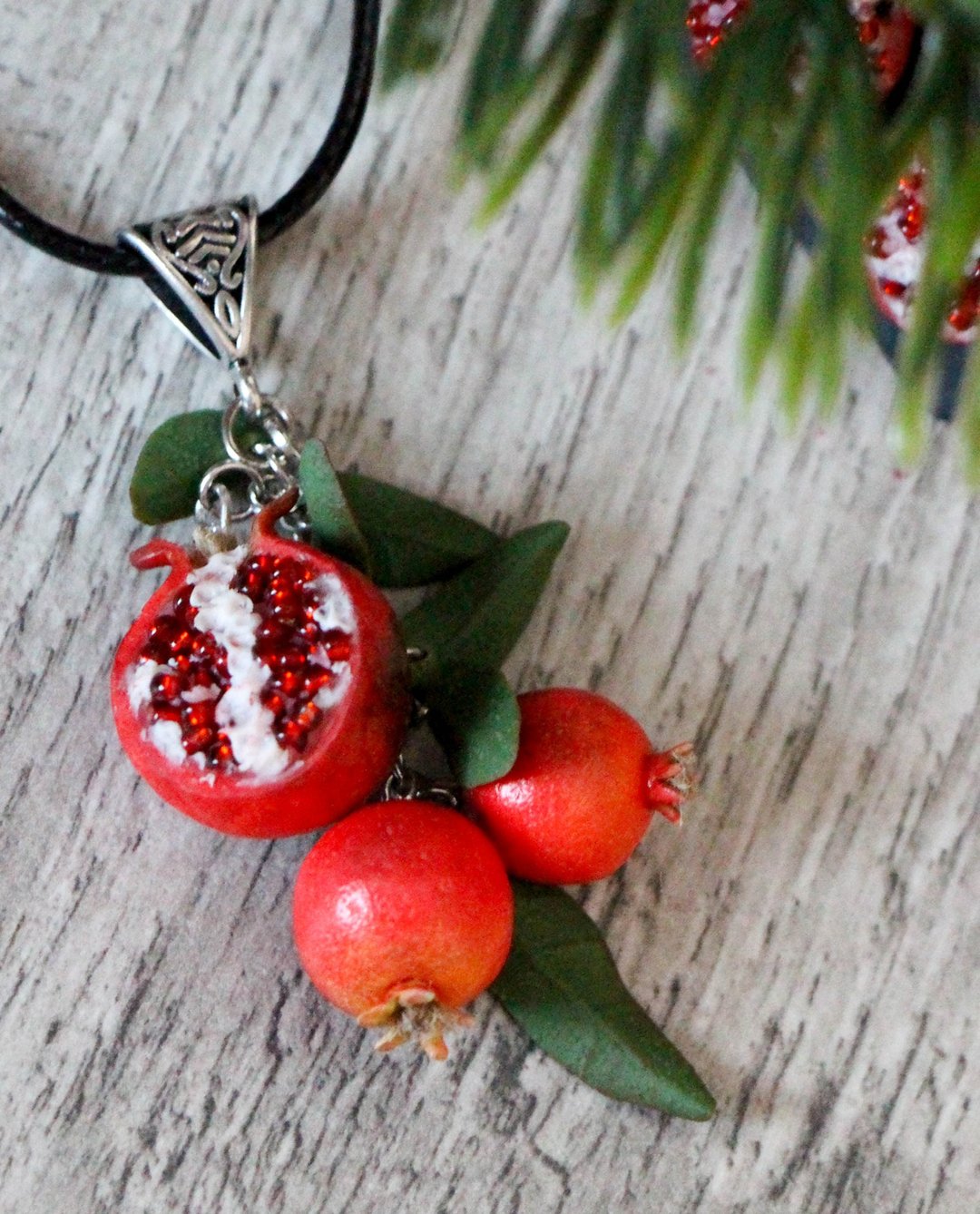 Pendant with pomegranate - 项链 - 粘土 多色