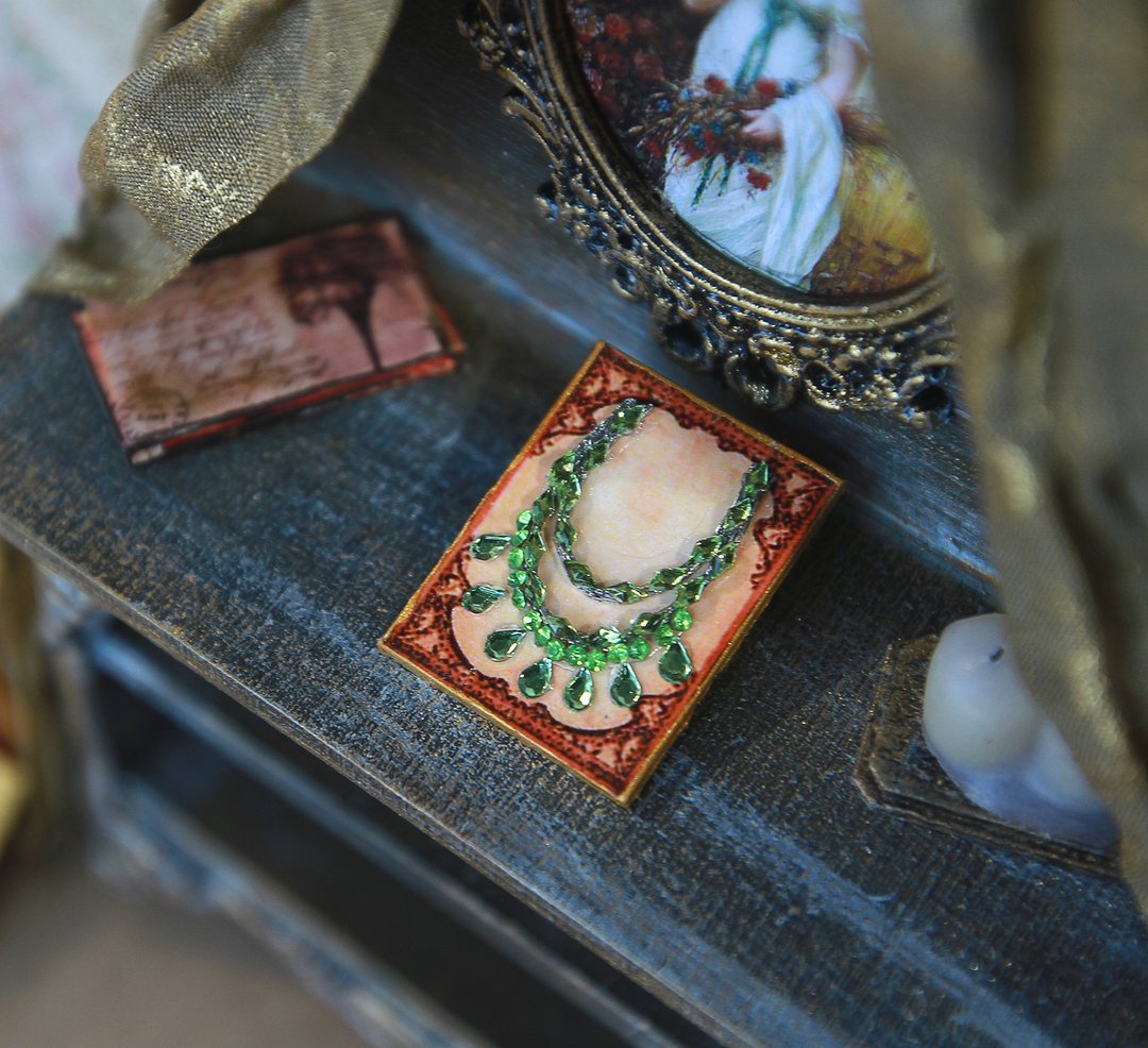 Miniature necklace for a dollhouse 1:12 珠宝首饰  项链 - 其他 - 玻璃 多色