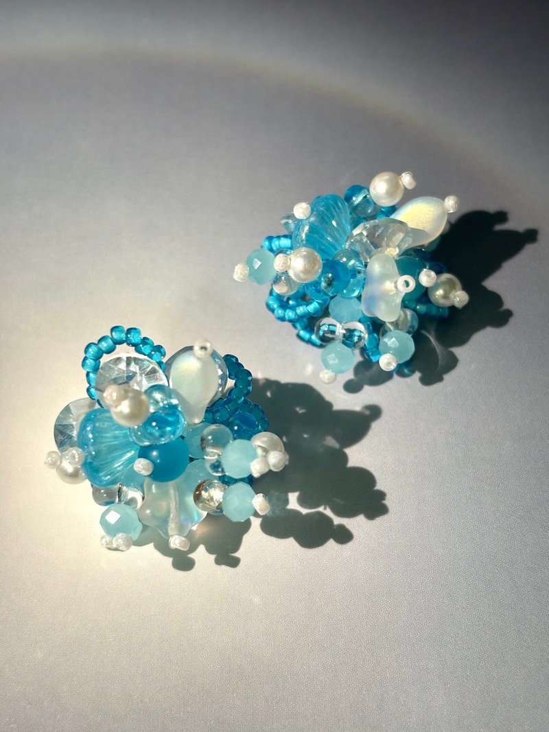 原創手作耳飾 串珠花朵耳環 花叢耳釘 - 耳环/耳夹 - 玻璃 多色