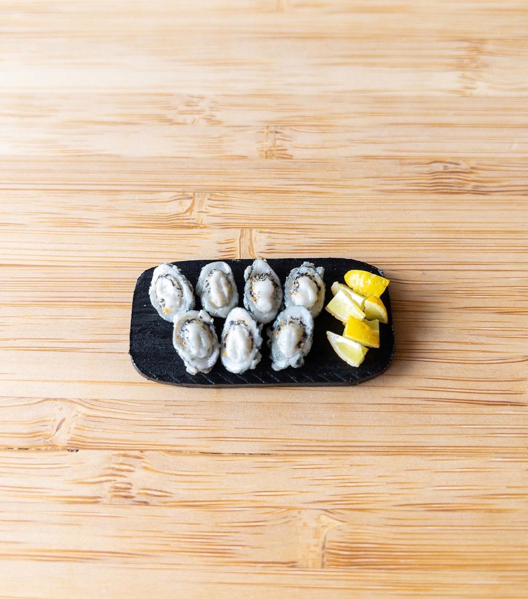 Set of 7 miniature raw oysters Miniature food with cut lemon - 玩偶/公仔 - 粘土 灰色