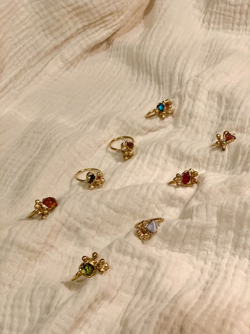 尤加利果天然宝石戒指 Eucalyptus Ring with Natural Gem - 戒指 - 铜/黄铜 金色