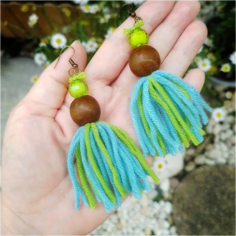 可爱手工制作 绒球毛线耳环 柔和可爱的色彩 尺寸 1x4 英寸 - 耳环/耳夹 - 其他材质 