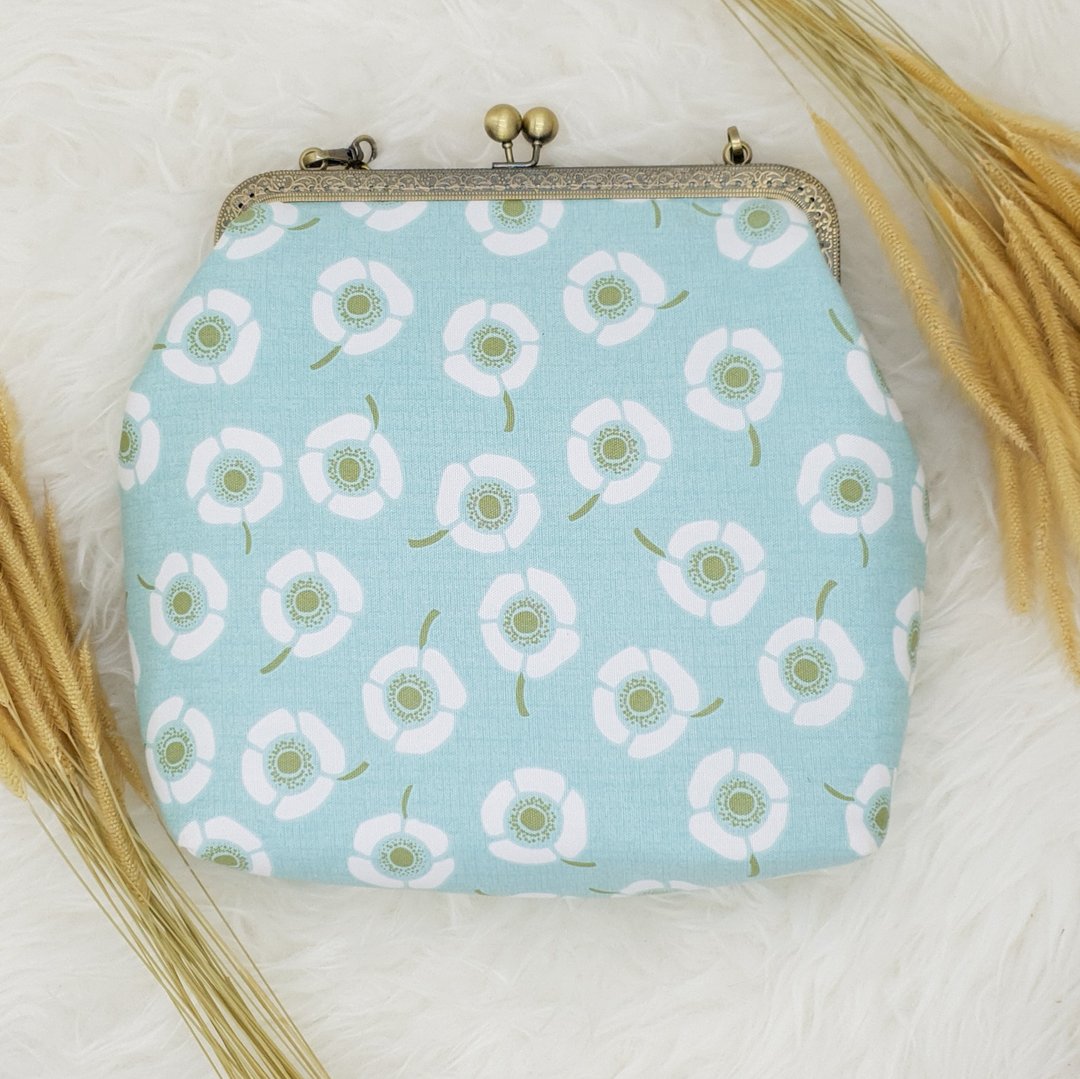Cherry blossom printed - Japanese cotton - metal frame purse with chain strap - 侧背包/斜挎包 - 棉 