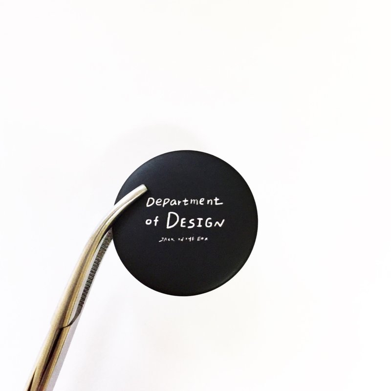 JACK IN THE BOX 我是设计系胸章 - 徽章/别针 - 塑料 