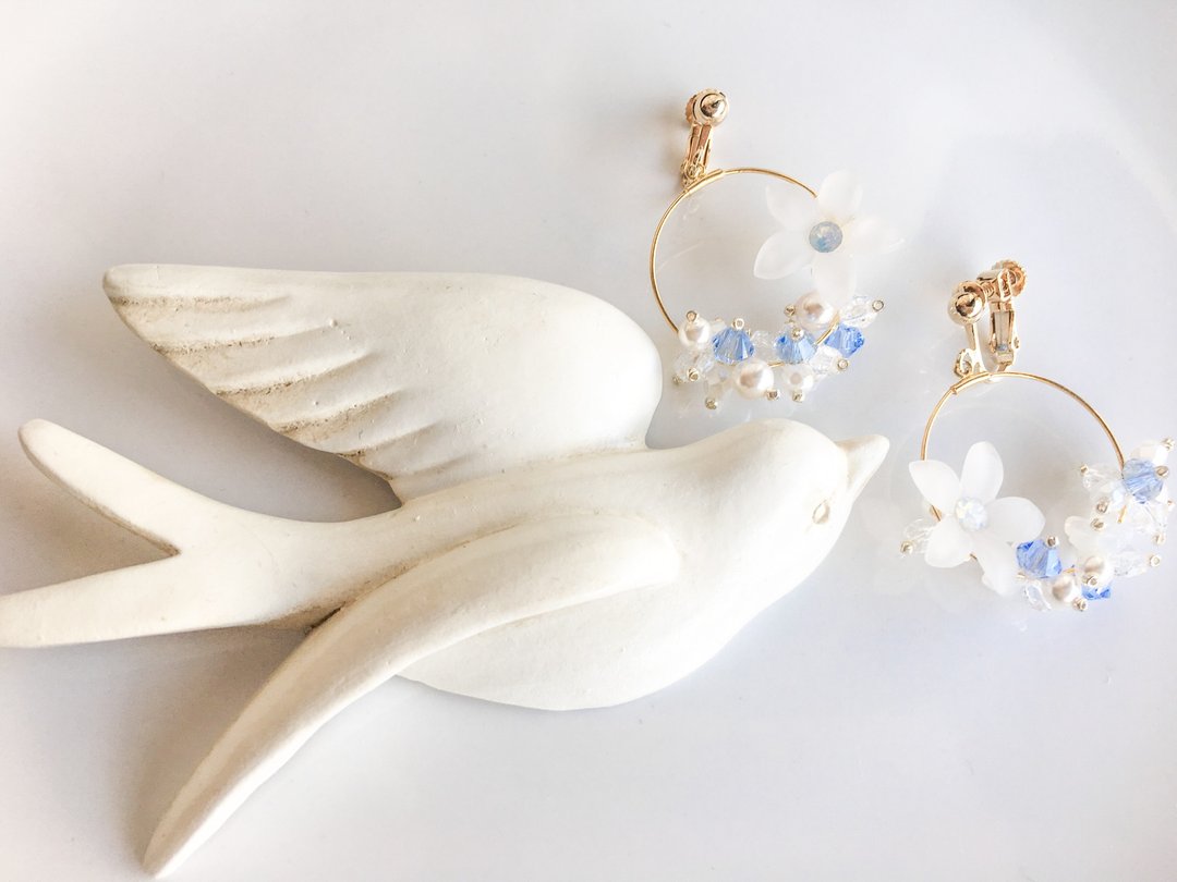 Jasmine motif loop earrings-light sapphire - 耳环/耳夹 - 玻璃 蓝色